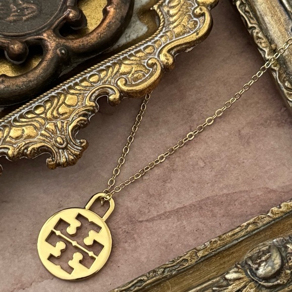 TORY BURCH • Bag Gold Charm Logo Necklace - Picture 5 of 5